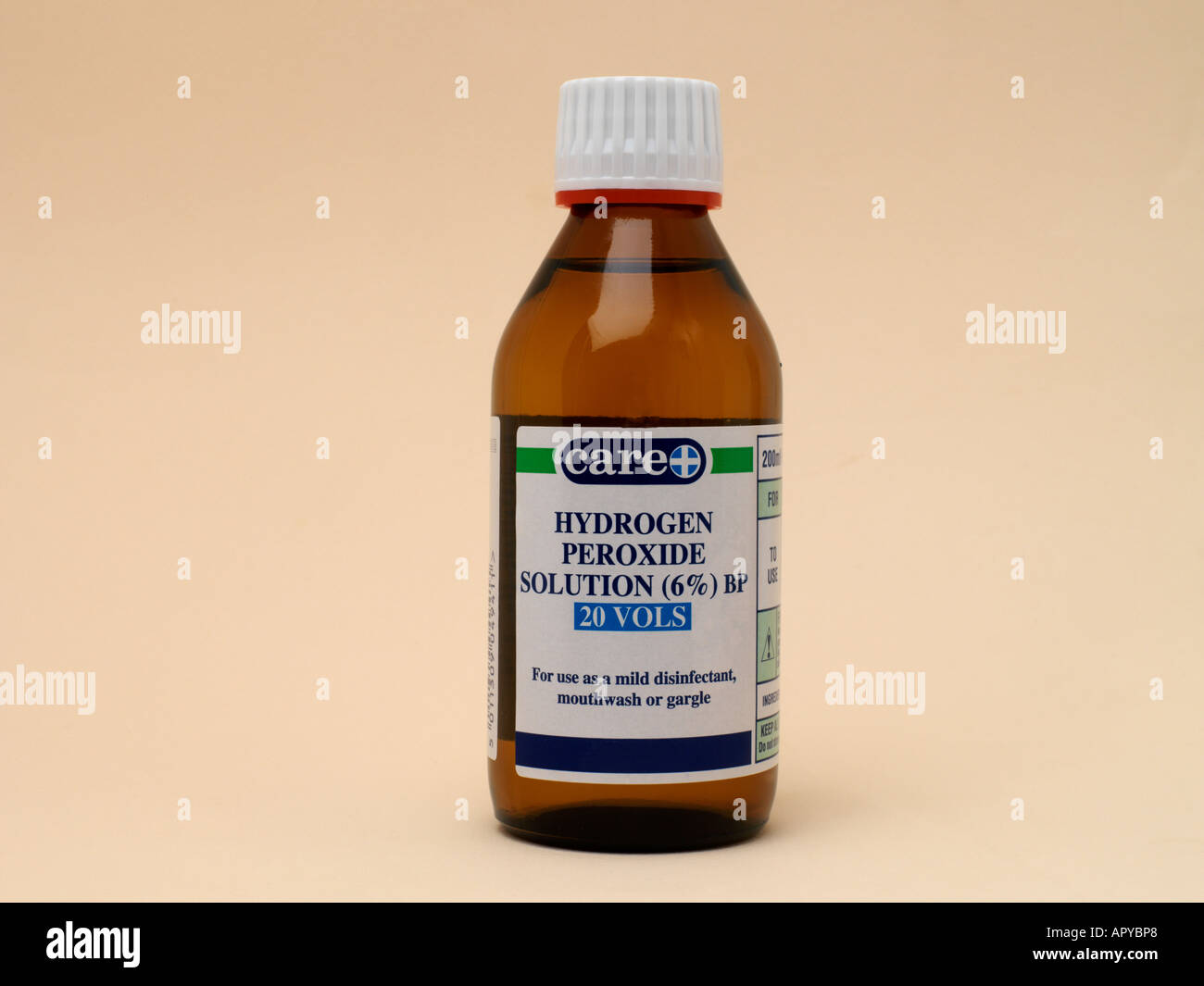 Bottiglia di acqua ossigenata 6% soluzione di disinfettante collutorio Foto  stock - Alamy