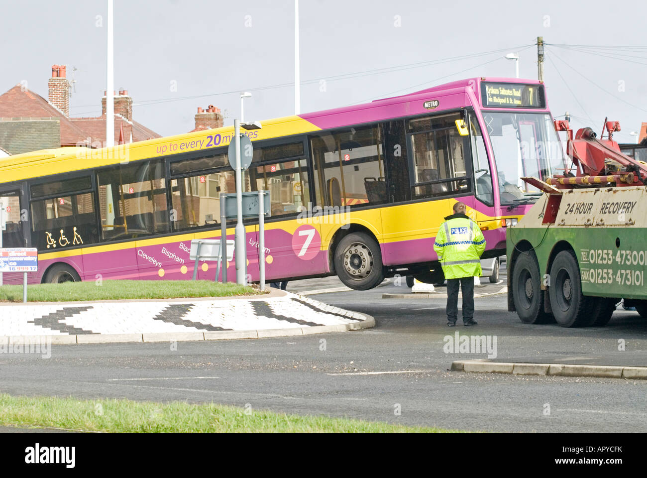 L'autobus si è bloccato in alto e asciutto su una mini rotonda in Blackpool Foto Stock
