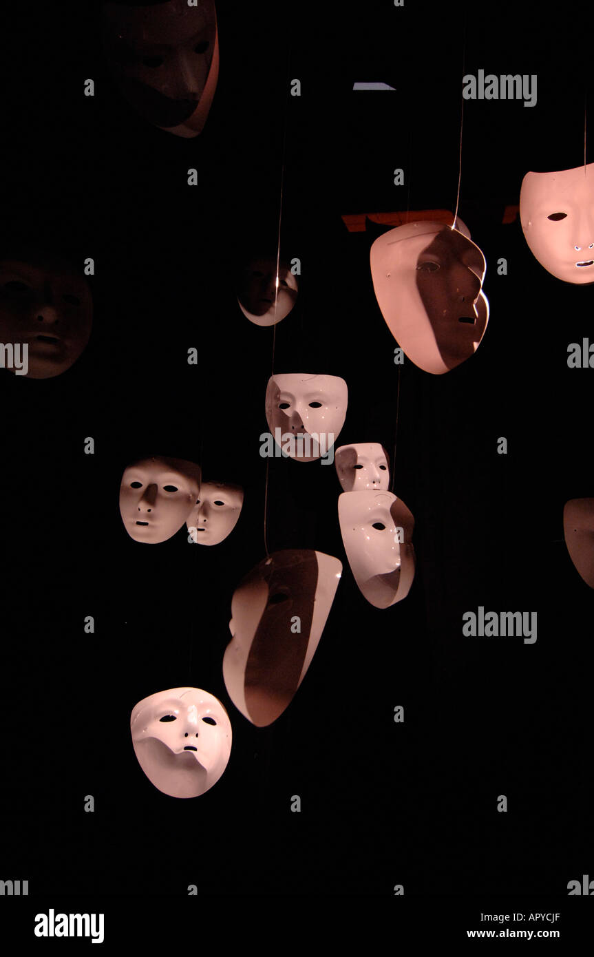 Facce bianco maschera in un arte di installazione Aberystwyth university Drama department Wales UK Foto Stock
