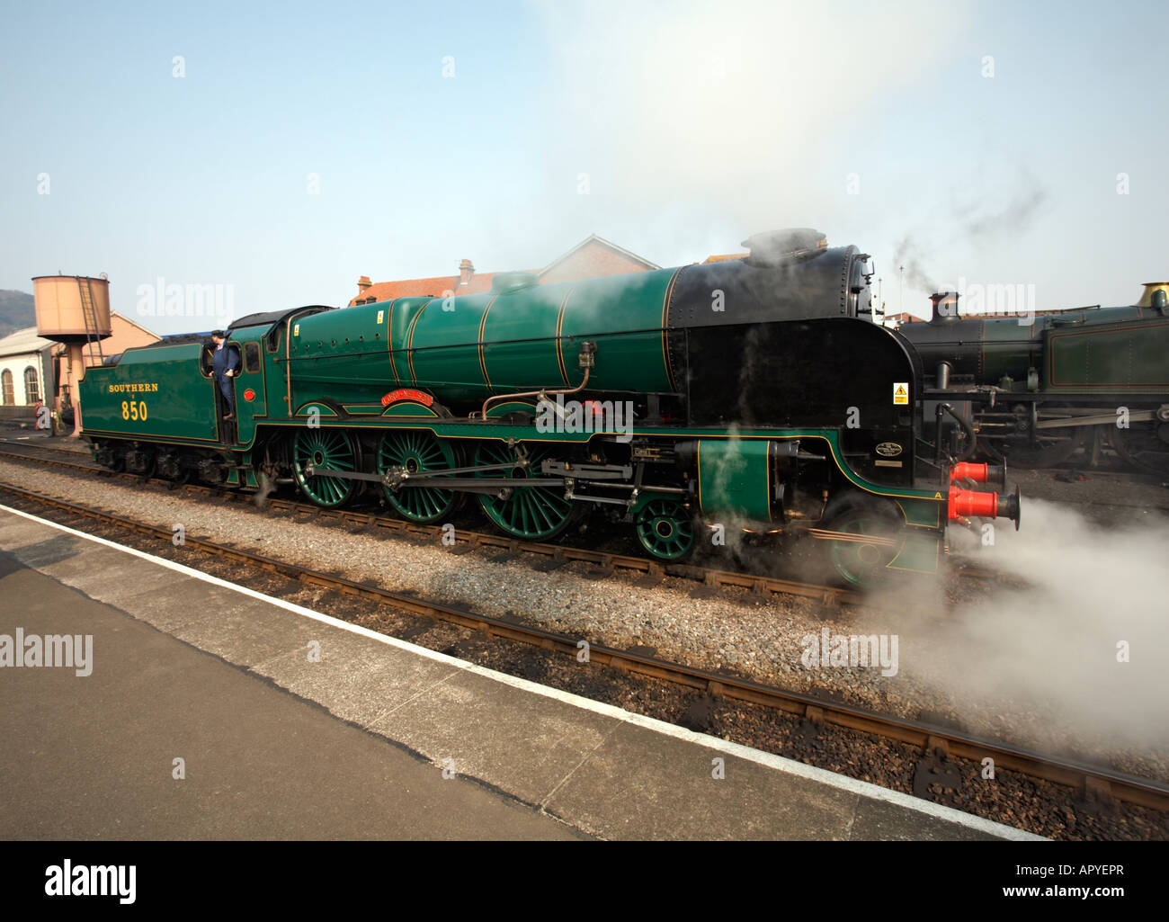 Il sud del locomotore ferroviario n. 850, Lord Nelson, a Minehead stazione ferroviaria, West Somerset Foto Stock