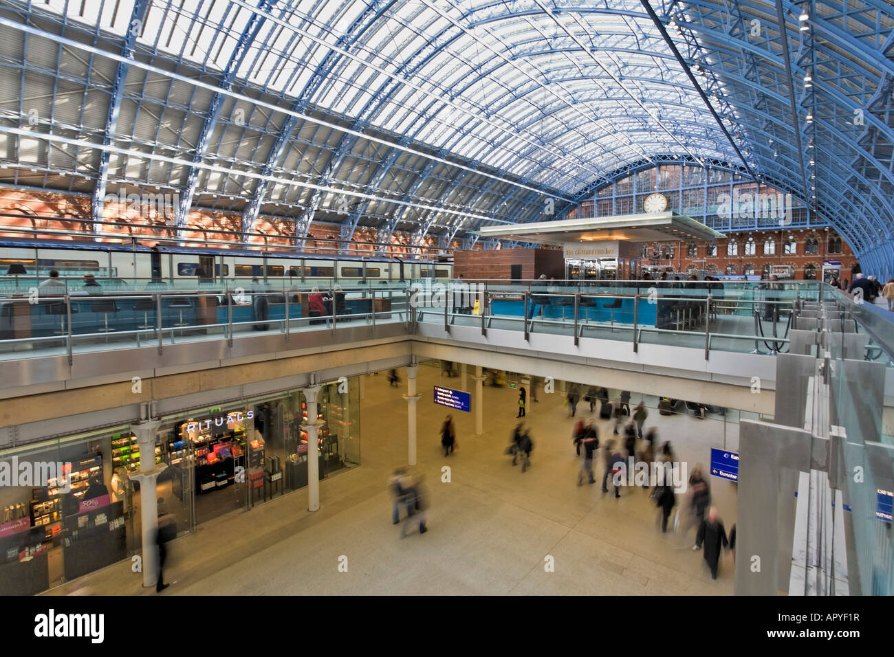 Interno del rinnovato St Pancras International Station Foto Stock