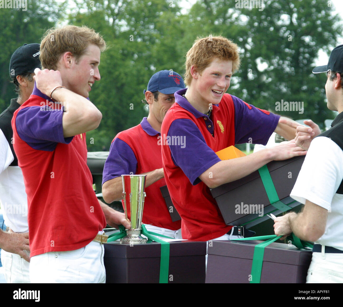 Principi William e Harry insieme ad una carità partita di polo in Highgrove colori Foto Stock