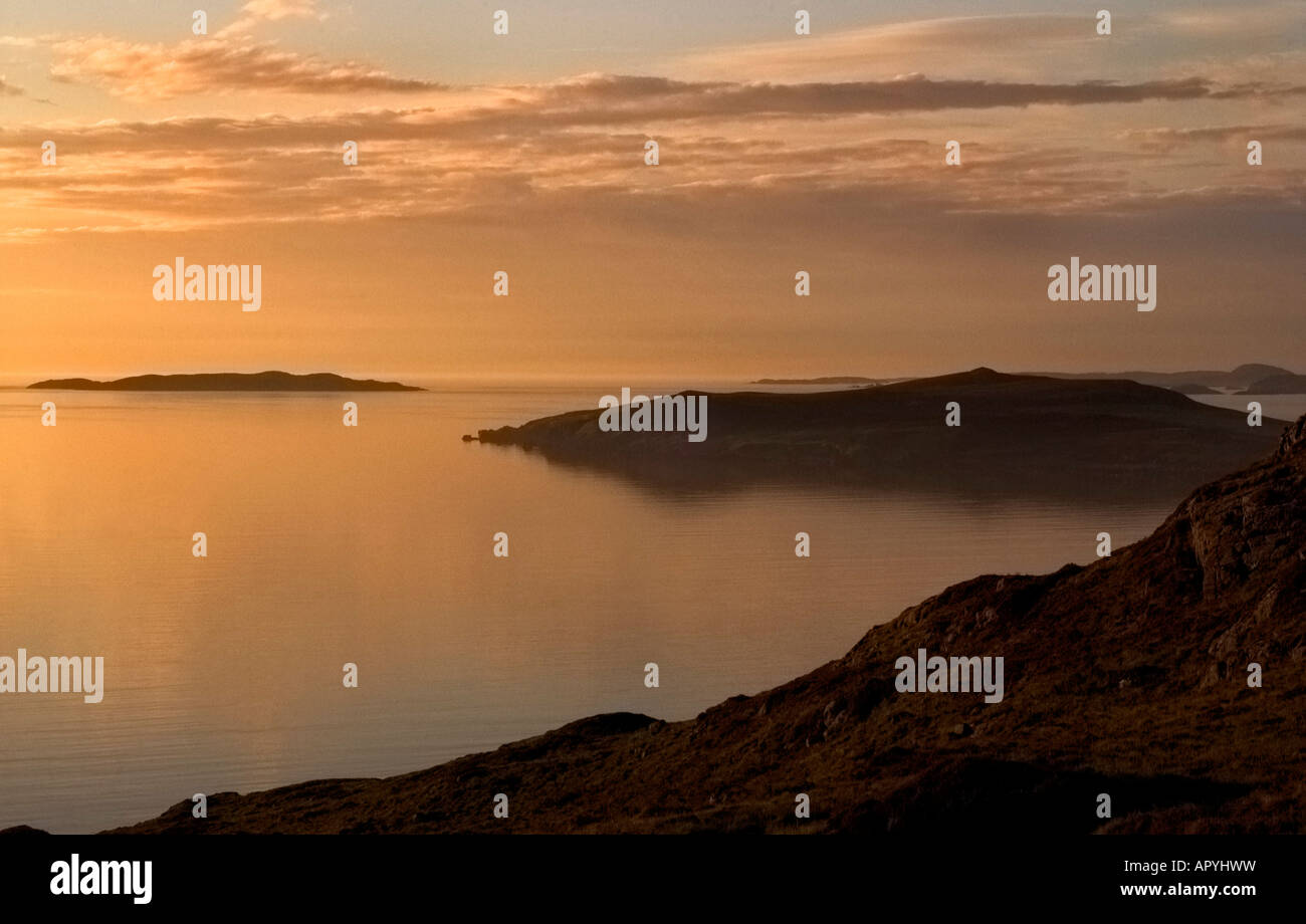 Tramonto su Gruinard Bay and Island, Wester Ross, North West Highland Scotland sulla rotta della costa settentrionale 500 Foto Stock