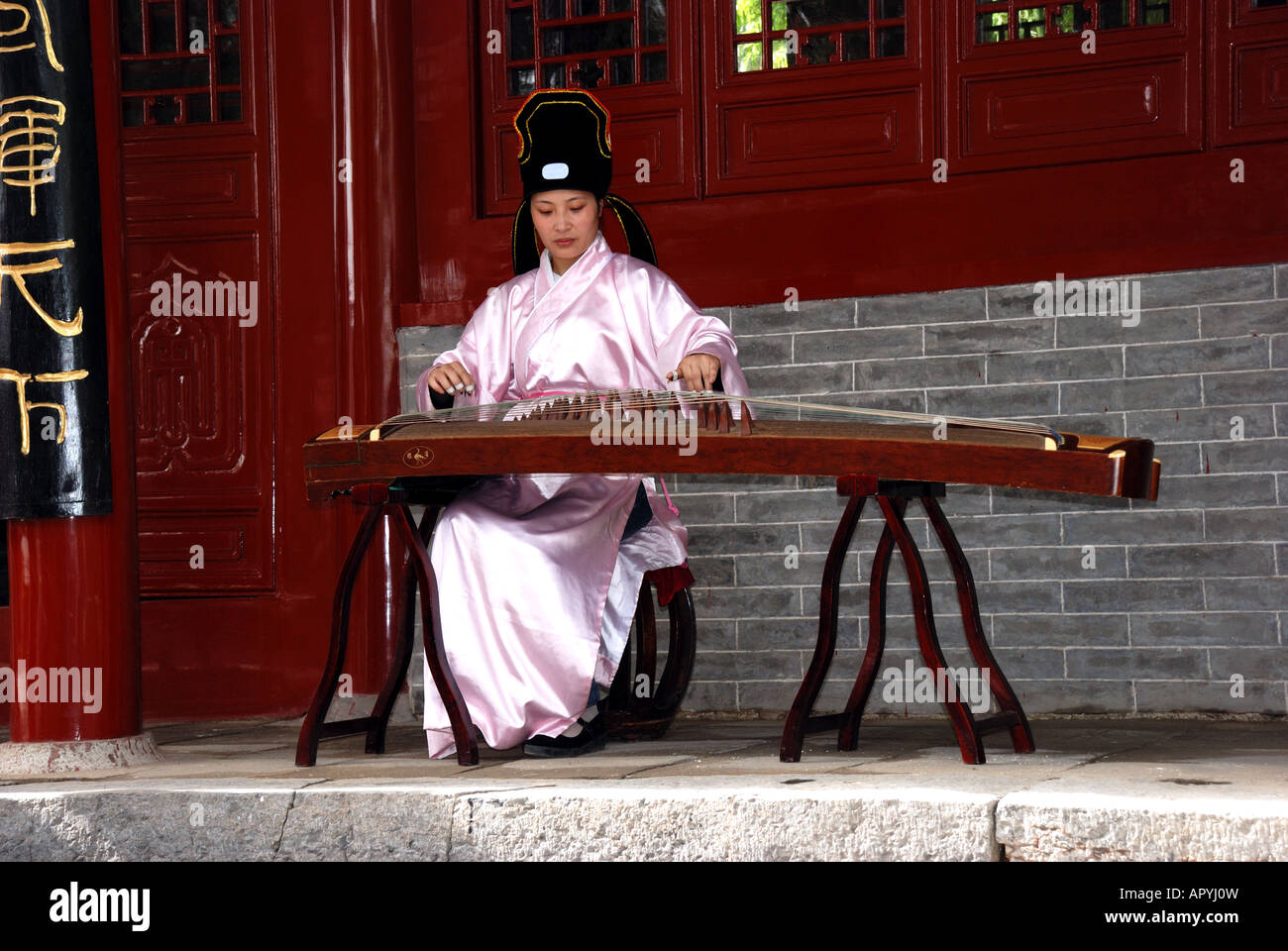 Ragazza musicista giocando un guzheng Dengfeng nella Provincia di Henan in Cina Asia Accademia Songyang Foto Stock