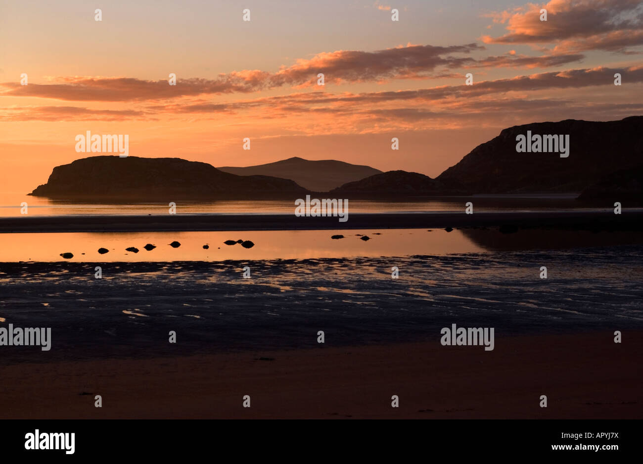 Tramonto su Gruinard Beach, Wester Ross, North West Highland Scotland sulla rotta della costa settentrionale 500 Foto Stock
