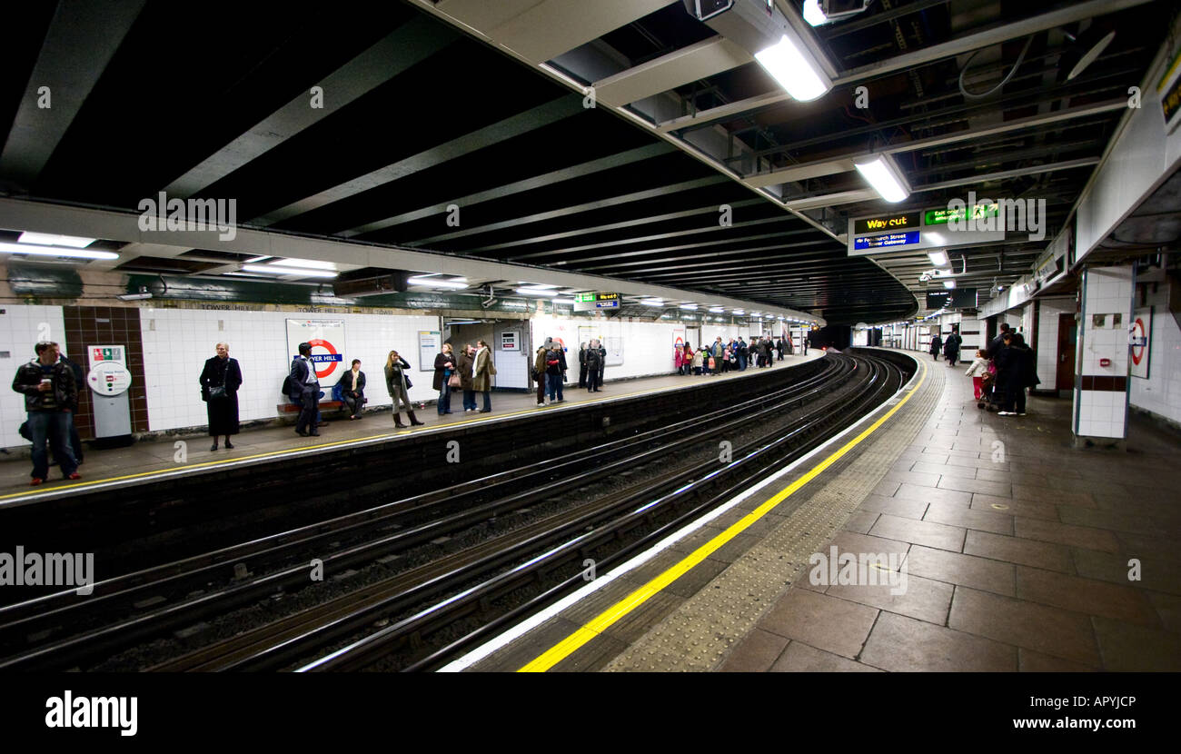 I passeggeri in attesa alla stazione della metropolitana di Tower Hill nella metropolitana di Londra il 5 dicembre 2007 Foto Stock