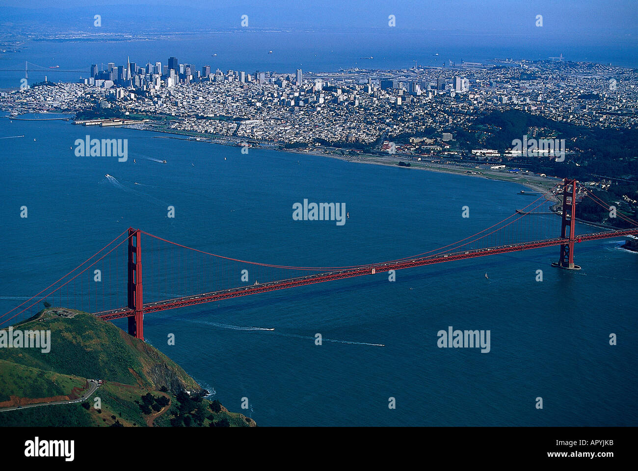 Golden Gate Bridge mit Blick, auf San Francisco, Kalifornien USA, Luftaufnahme Foto Stock