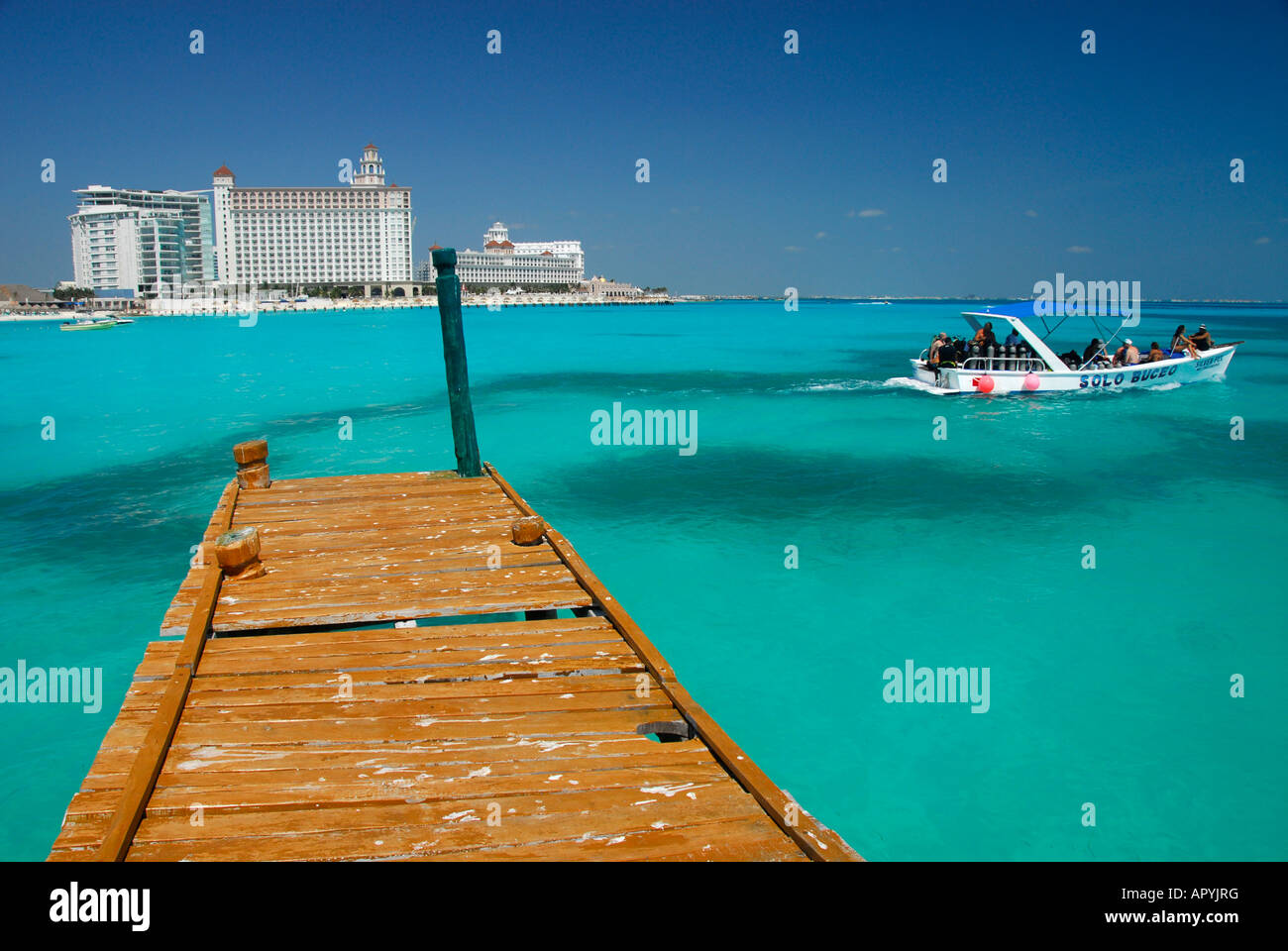 Pier con barca lasciando in Cancun hotel area, Quintana Roo Stato, Messico, America del Nord Foto Stock