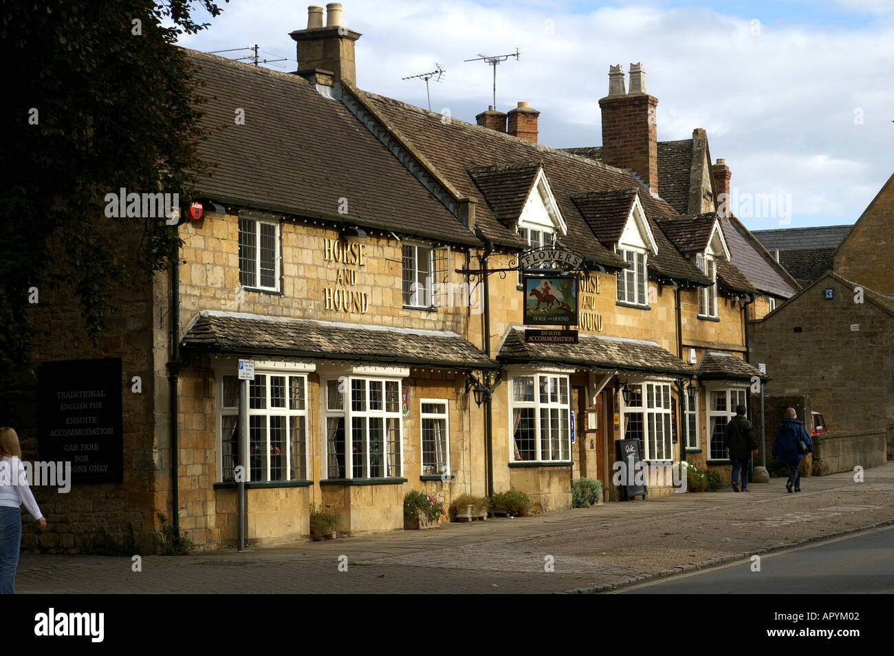 Il Cavallo e Hound Broadway main street Cotswolds Worcestershire Inghilterra Foto Stock