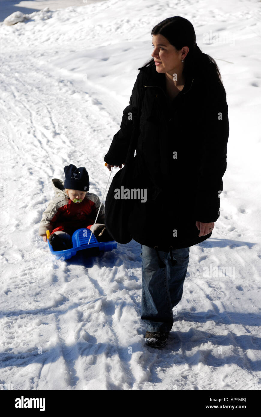 Bambino con sua madre neve invernale Foto Stock