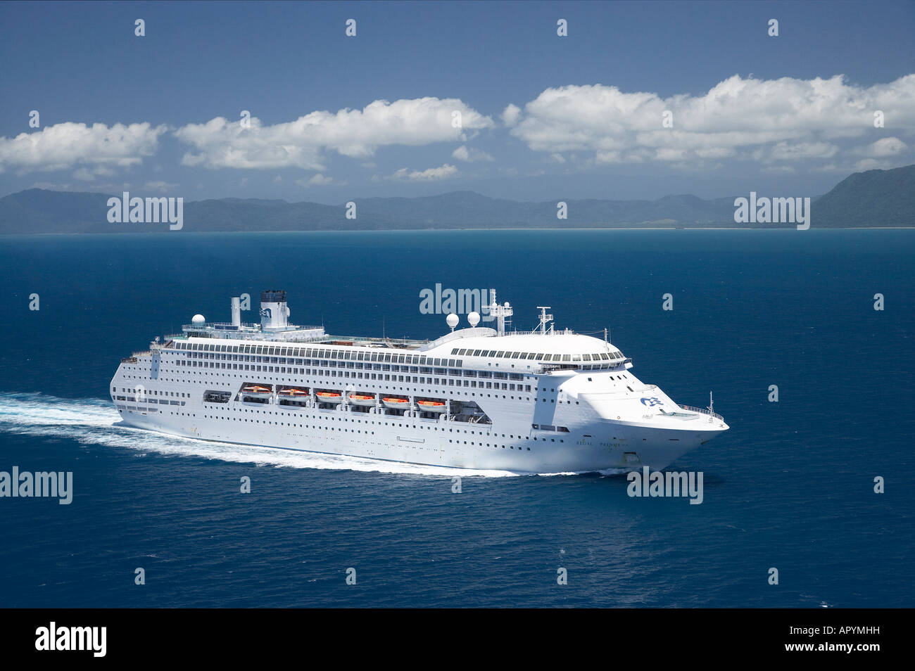 Regal Princess nave da crociera nei pressi di Cape Tribulation Grande Barriera Corallina del Queensland del Nord Australia antenna Foto Stock