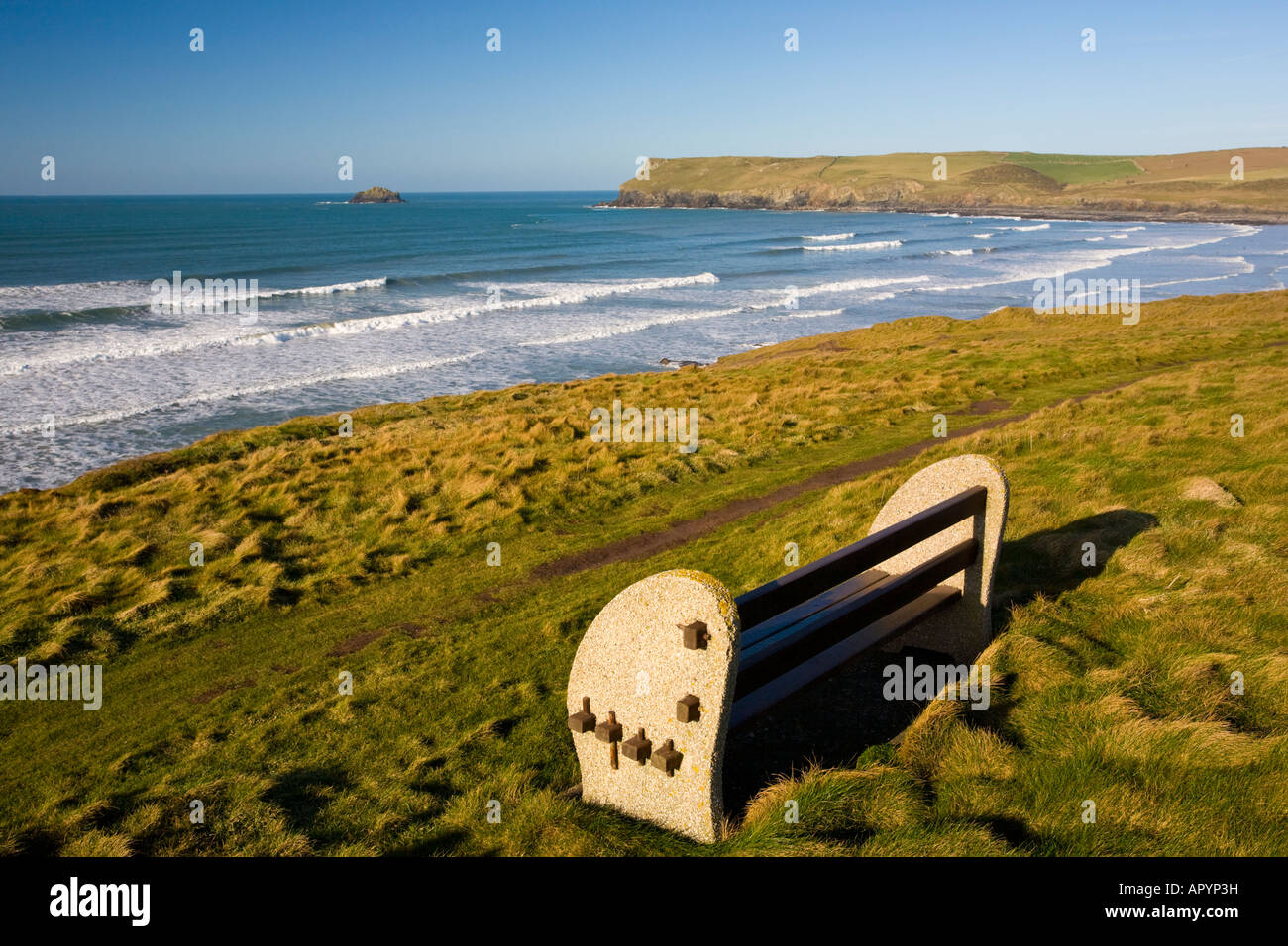 Sedile sul sentiero costiero vicino a Polzeath Cornwall Inghilterra regno unito in un giorno chiaro Foto Stock