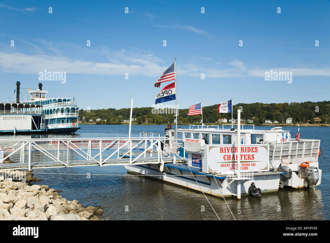 IOWA LeClaire la rampa di accesso al fiume tour in barca sul fiume Mississippi pedalo' in background Foto Stock