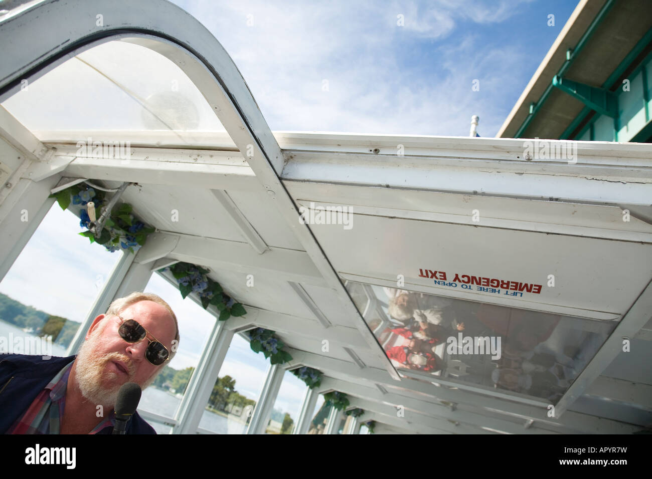 IOWA LeClaire il capitano del fiume tour in barca a parlare utilizzando il microfono sul fiume Mississippi Foto Stock