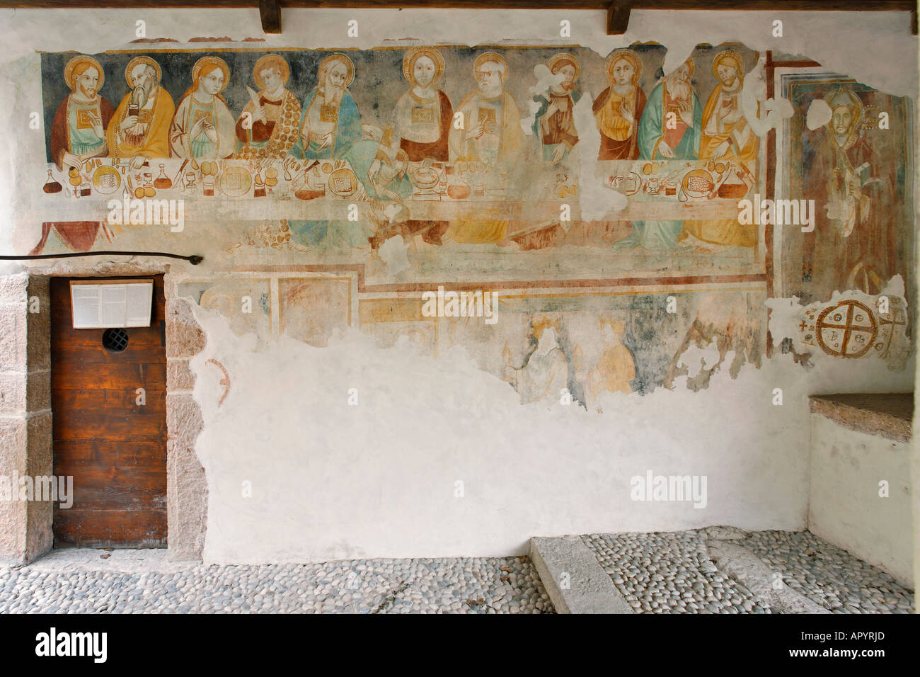 Affreschi datato il 13.secolo nella piccola chiesa di s.apollinare, città di Arco, vicino al lago di garda, Italia Foto Stock