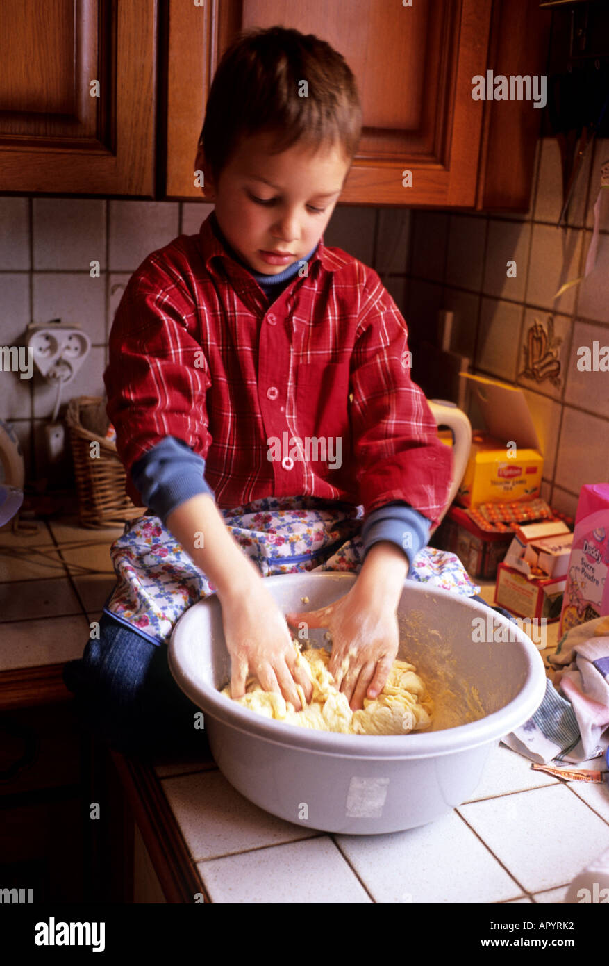 Ragazzo lavorare in cucina castrate gelde kneade pasticceria Foto Stock
