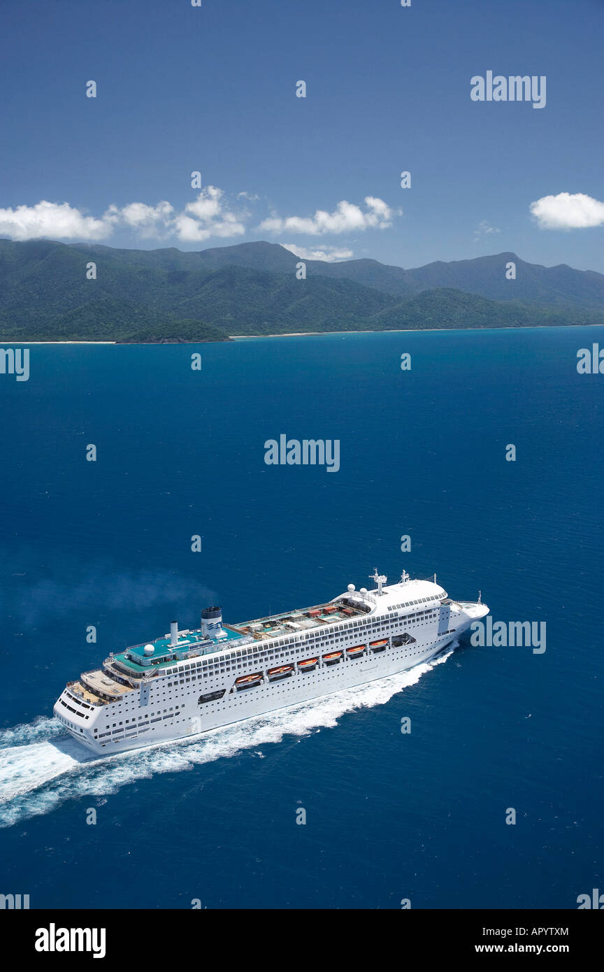 Regal Princess nave da crociera nei pressi di Cape Tribulation Grande Barriera Corallina del Queensland del Nord Australia antenna Foto Stock