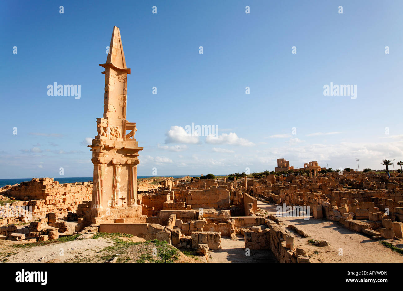Mausoleo di Bes e strade lastricate Sabratha Libia Foto Stock