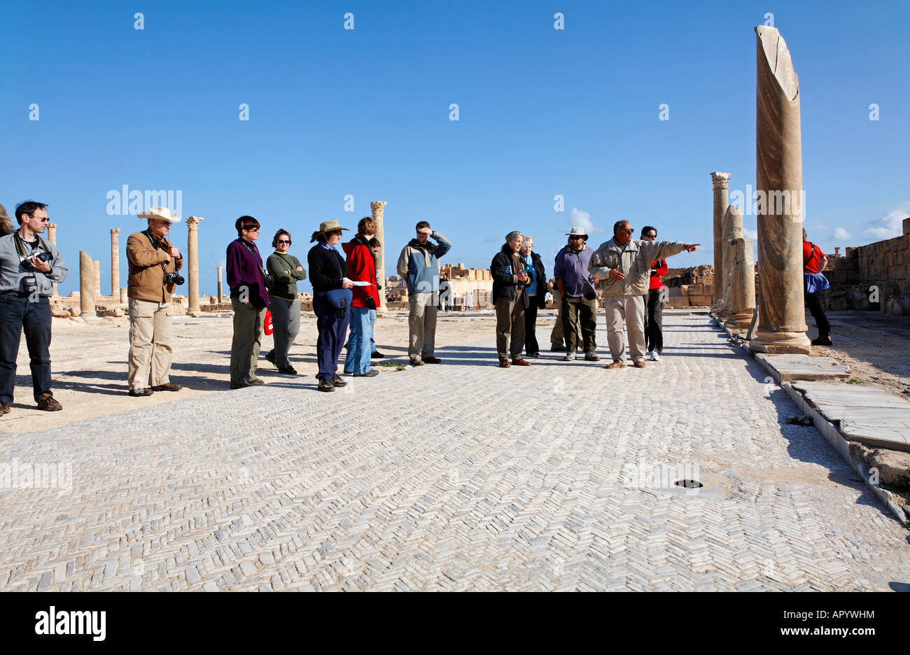 Gruppo turistico essendo mostrato tutto il sito romano di Sabratha Libia Foto Stock