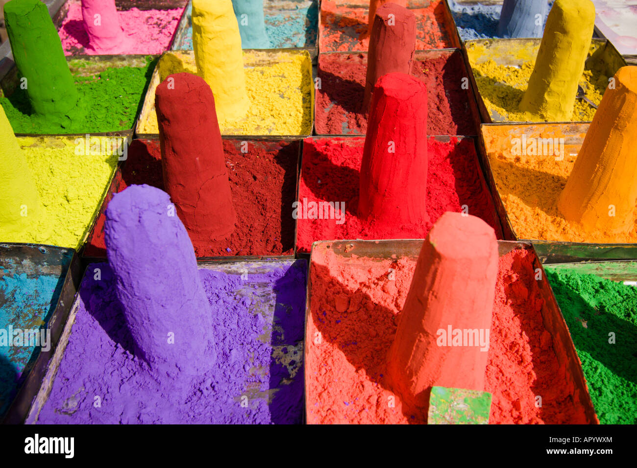 Pigmenti in polvere utilizzato per festival - Pushkar, Rajasthan, India Foto Stock