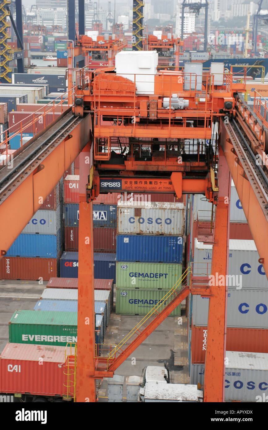Vista aerea di Kwai Chung container terminal portuali in Hong Kong con cavallo di gru Foto Stock