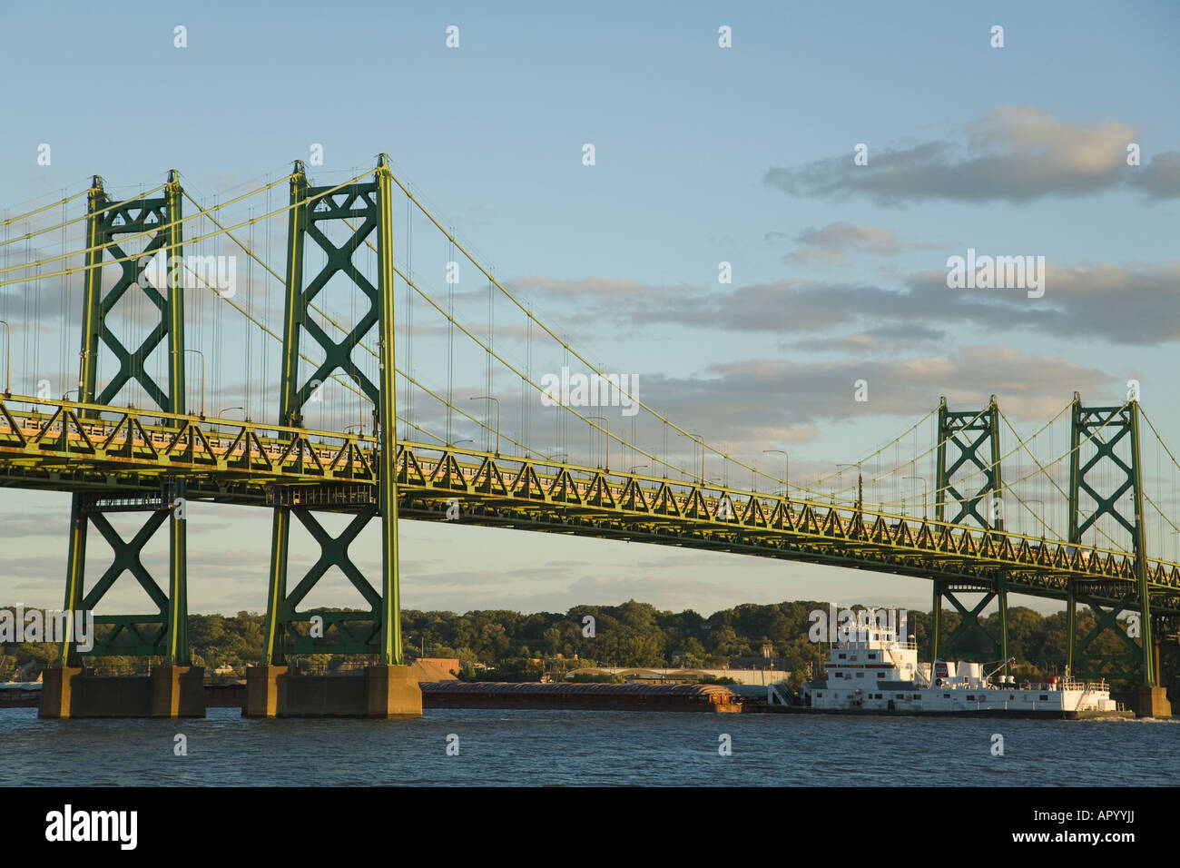 IOWA Bettendorf due interstate highway ponti sul fiume Mississippi barge passando sotto il ponte Foto Stock