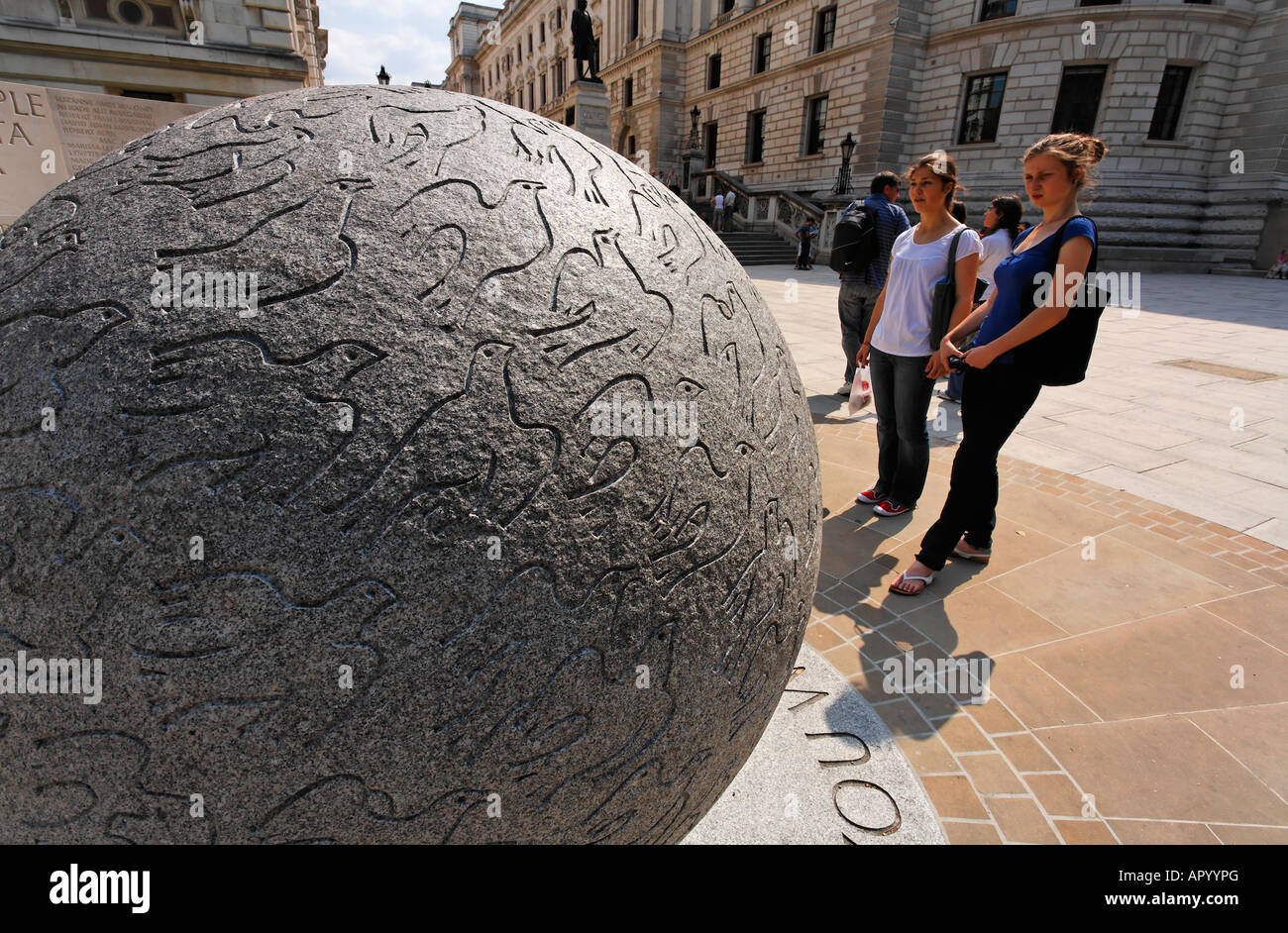 Colomba motif di una scultura in memoria delle vittime del Bali attentato terroristico in 2002 LONDON REGNO UNITO Foto Stock