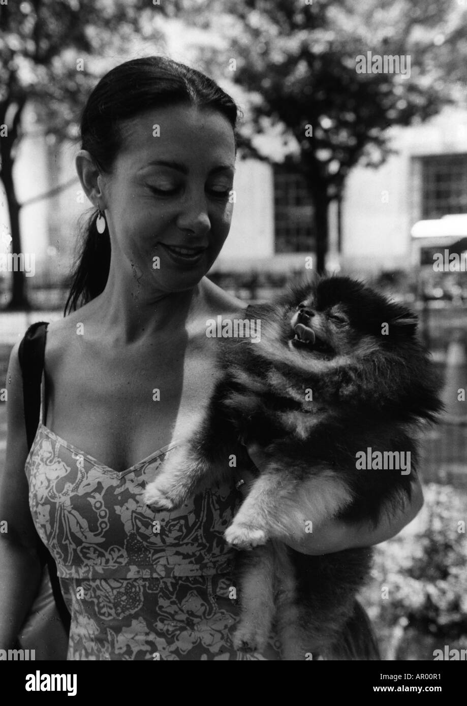 Donna con cane, Battery Park, Manhattan, New York, Stati Uniti d'America Foto Stock