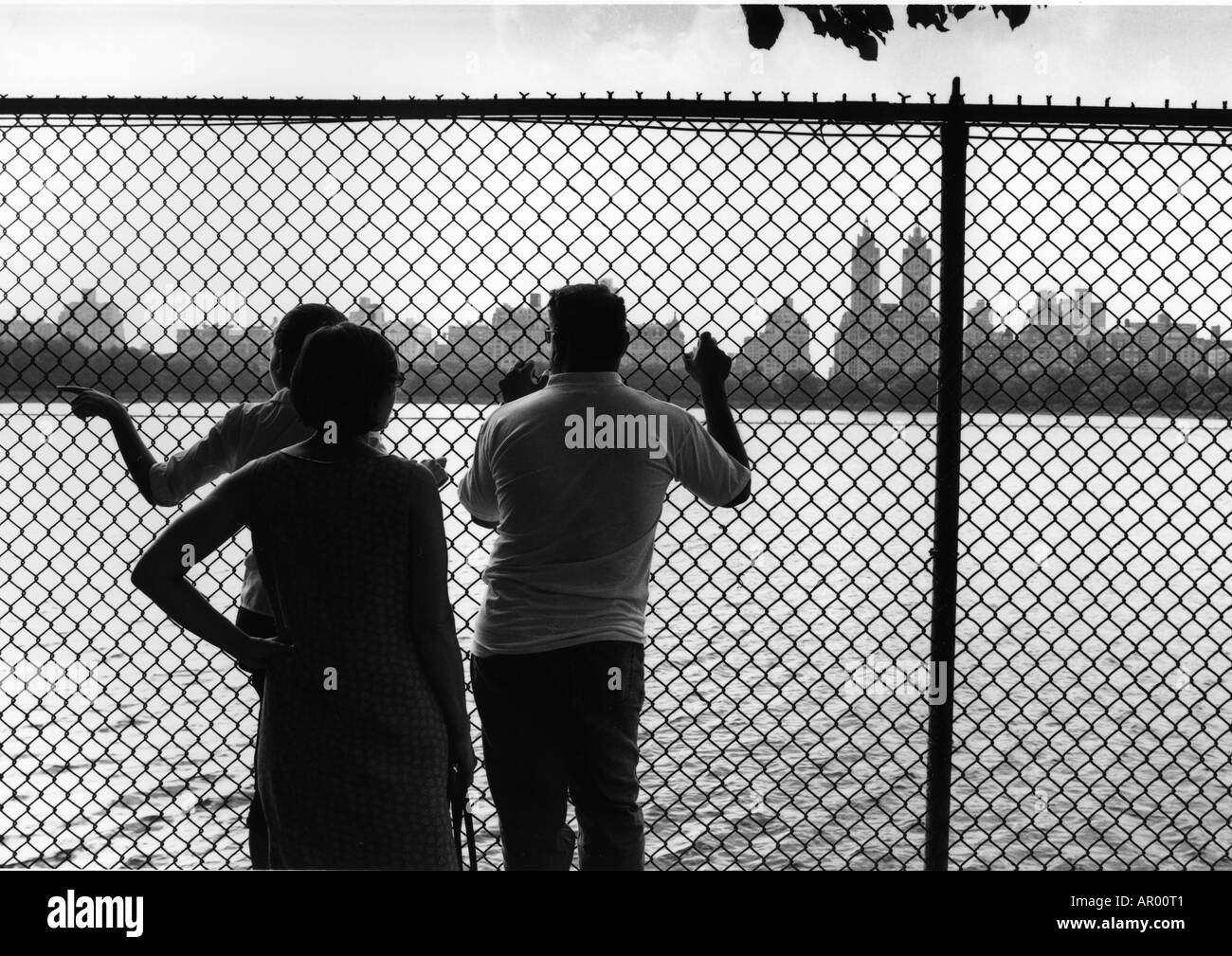 La gente sta in piedi in una recinzione al Central Park, Manhattan, New York, Stati Uniti d'America Foto Stock