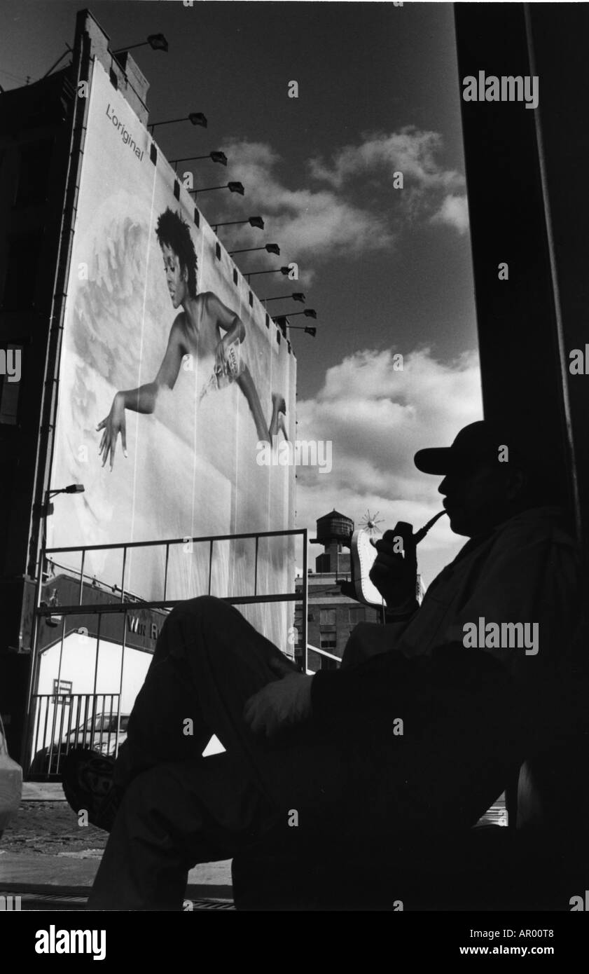 Uomo seduto sulle scale, Manhattan New York City USA Foto Stock