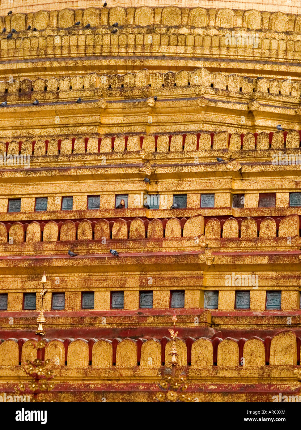 Primo piano di foglie d'oro su Shwezigon Paya tempio in old Bagan Myanmar Foto Stock