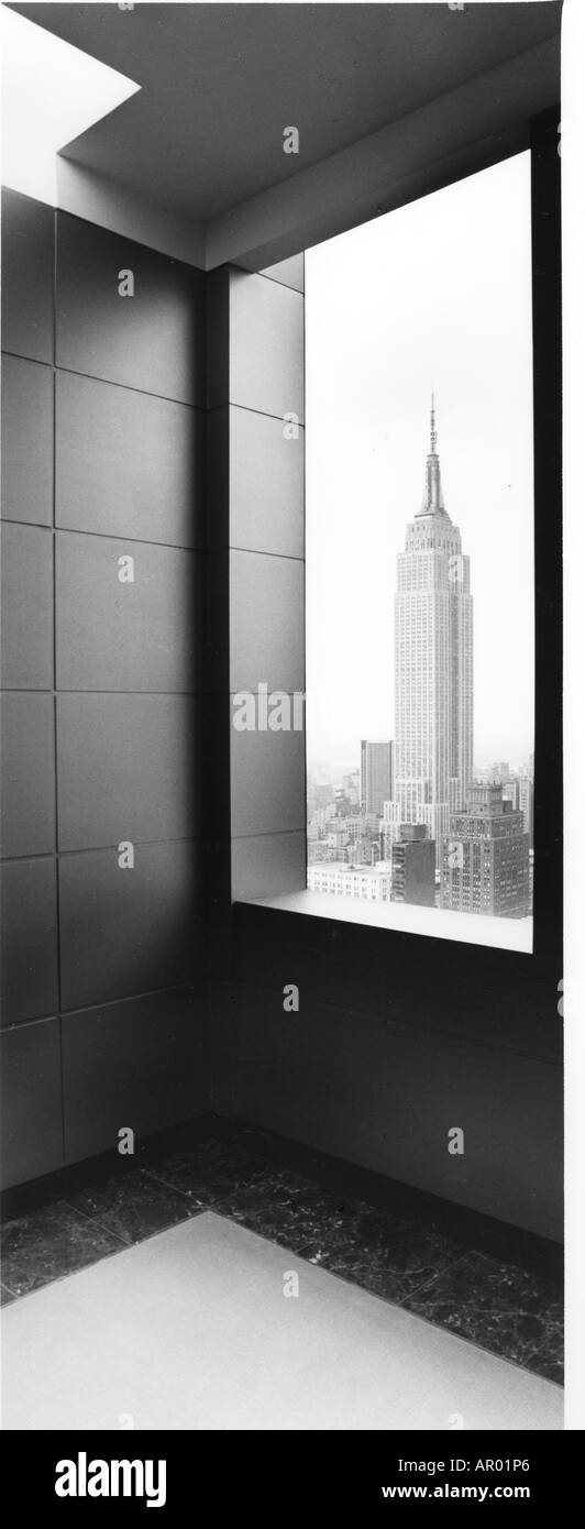Empire State Building visto attraverso la finestra, Manhattan, New York City, Stati Uniti d'America Foto Stock