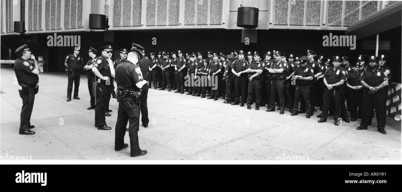 New York City la polizia di New York City polizia di fronte Penn-Station, Manhattan, New York, Stati Uniti d'America Foto Stock