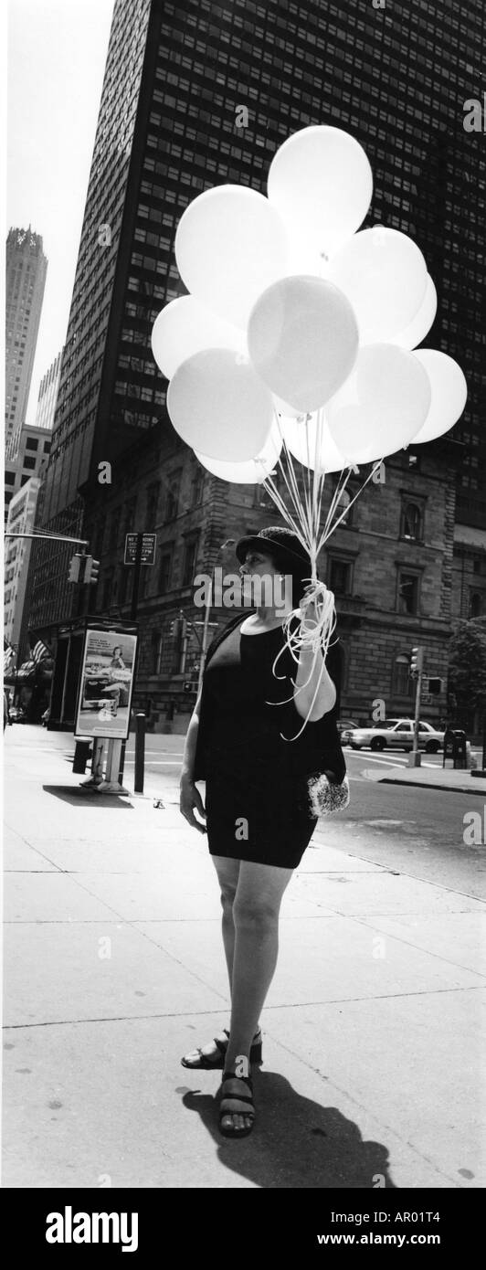 Signora con palloncini, Midtown Manhattan, New York, Stati Uniti d'America Foto Stock
