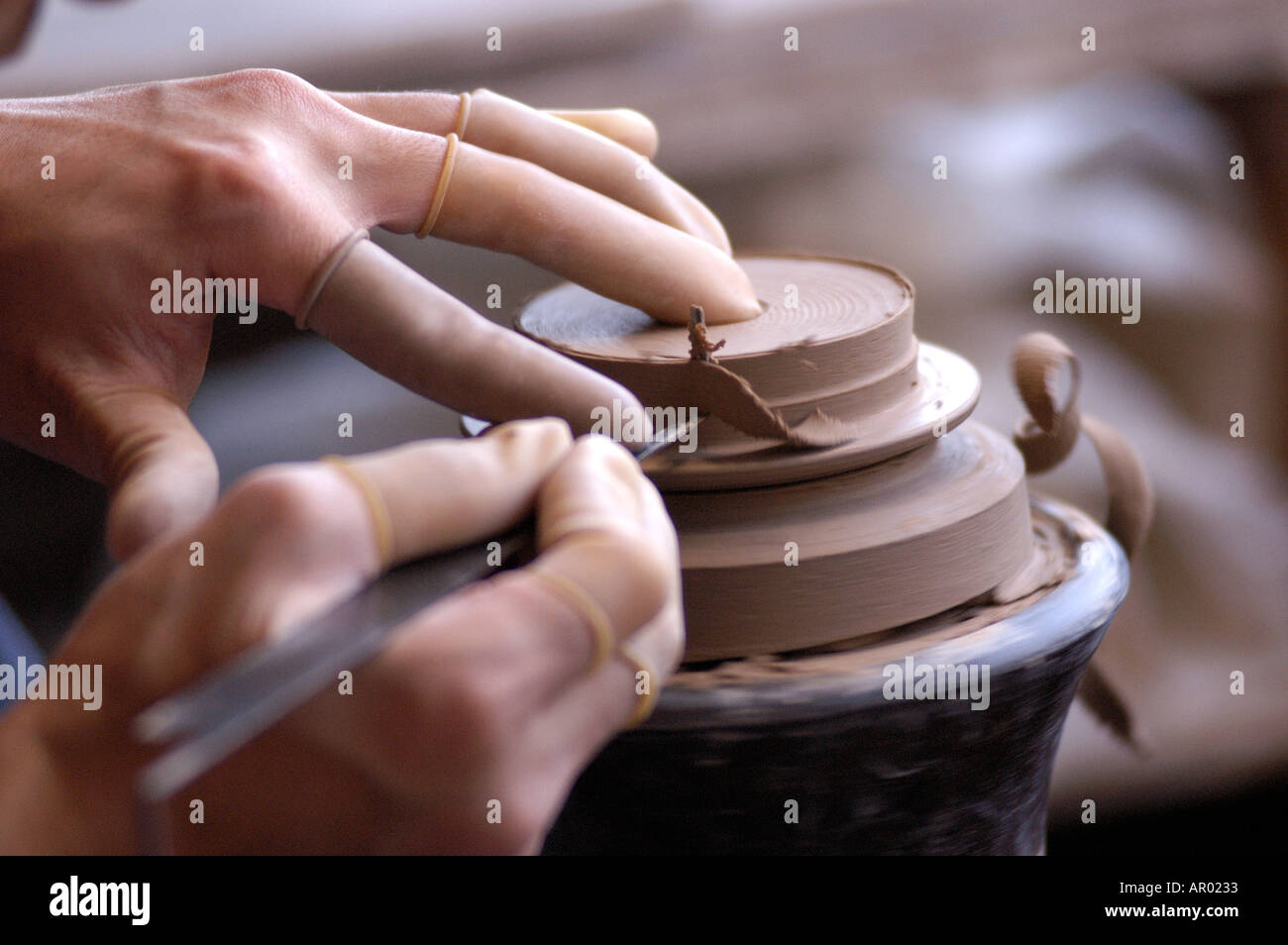 Un vasaio facendo un vaso di ceramica a Yamagata Giappone Foto Stock