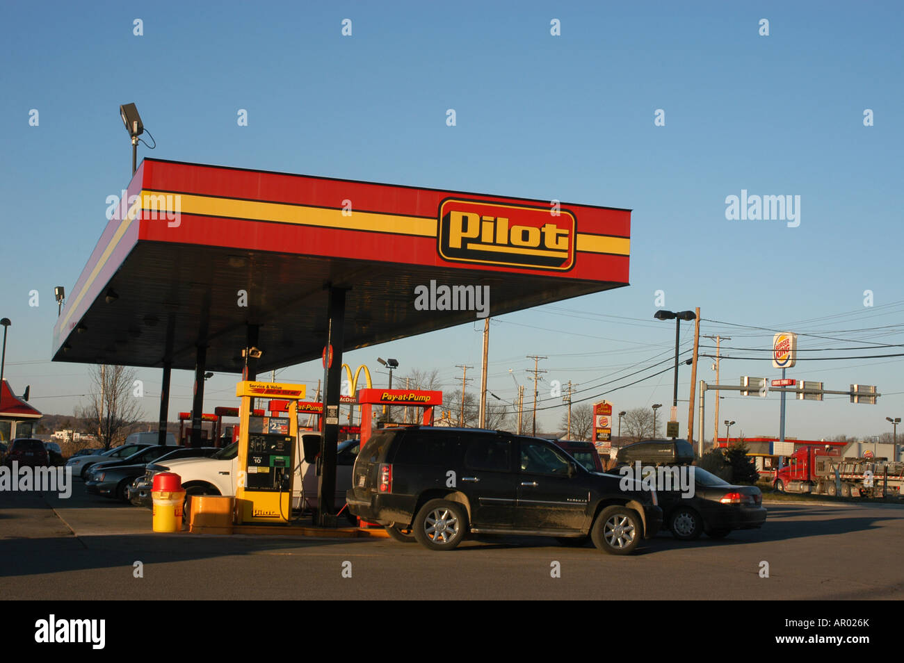 Stazione di gas sulla Interstate 80 autostrada Ohio usa gas rifiuti beone ecologia gas di petrolio economia pompe per riempire il fast food negozi Foto Stock