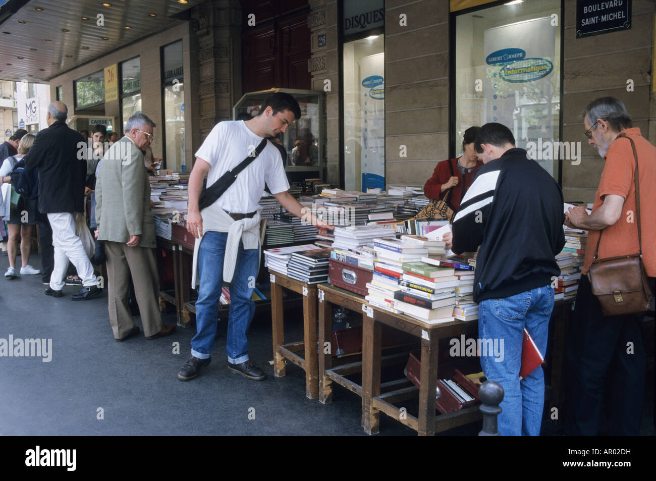 Libreria libri in vendita lungo il marciapiede St Michel Blvd Quartiere Latino parigi francia economia i clienti Foto Stock