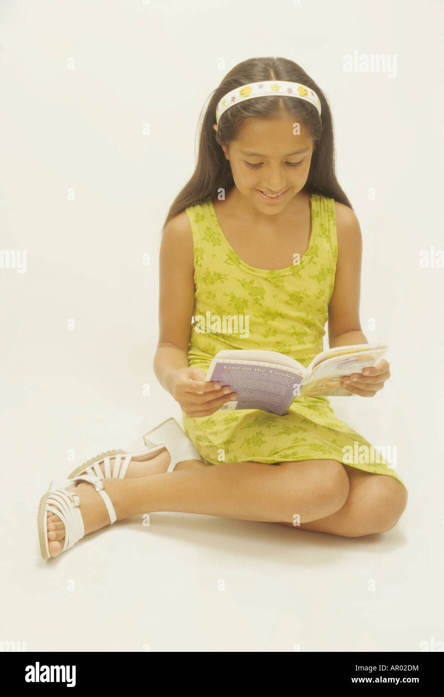 Giovane studente di legge prenota ispanica istruzione femminile compiti scuola tagliata Latino romanzo di lettura Foto Stock