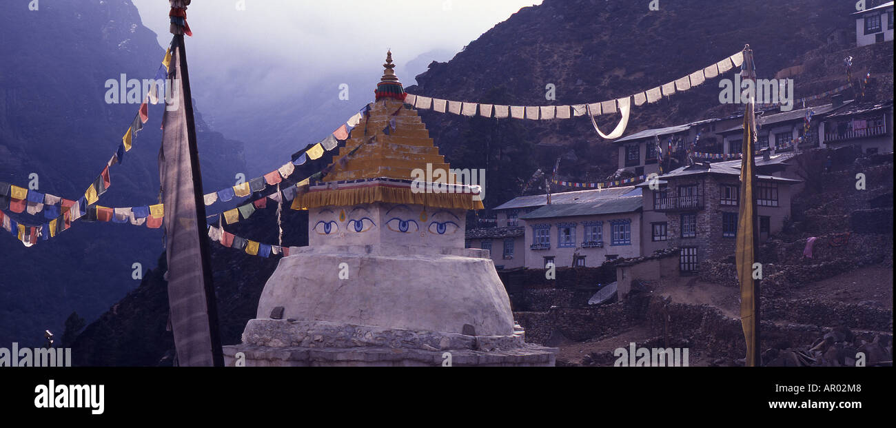 Stupa buddisti, Namche Bazar, regione Everest Nepal, Asia Foto Stock