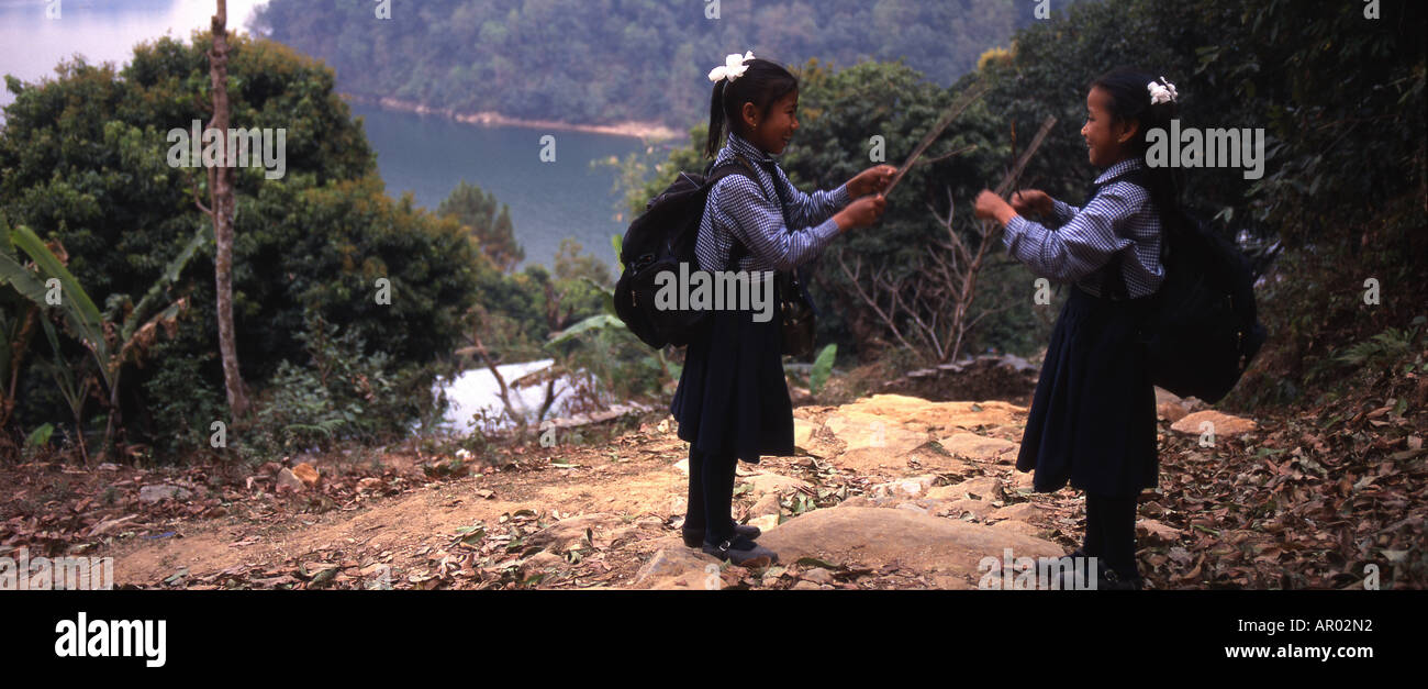 Gli alunni sopra il lago Phewa, Pokhara, Nepal Asia Foto Stock