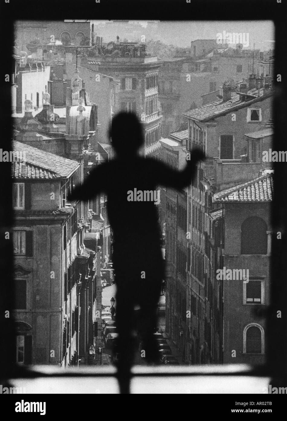 Silhouette di un bambino di fronte a Via Spirito, Castello S. Angelo, Roma, Italia Foto Stock