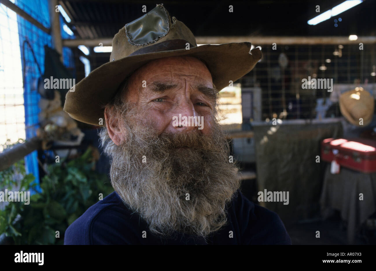 Ritratto di Leon, pensionato, swagman Winton, Matilda Highway, Queensland, Australia Foto Stock