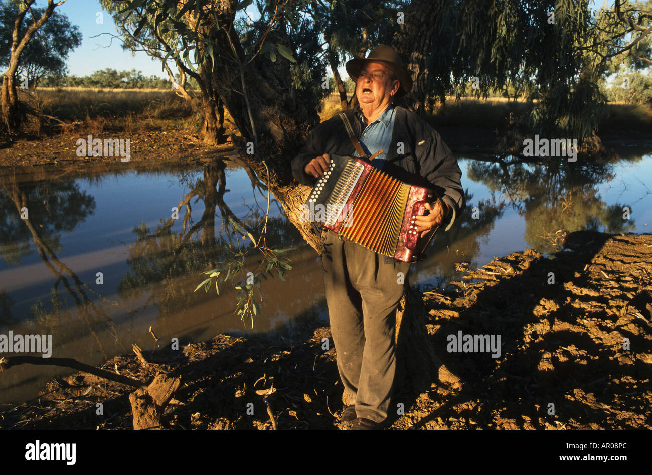 Il compianto Richard Magoffin, lo storico locale, canta Waltzing Matilda Kynuna, Queensland, Australia Foto Stock