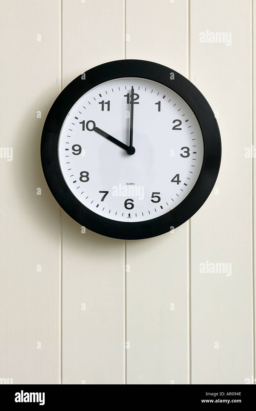 Orologio da parete che mostra il tempo a dieci o clock 1000 2200 Foto Stock