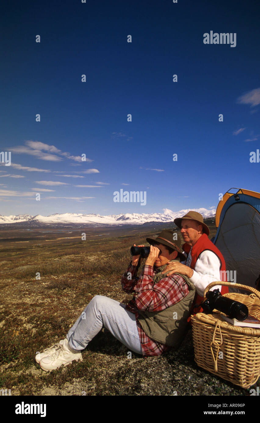 Coppia di anziani Camping vicino autostrada Denali IN AK Foto Stock