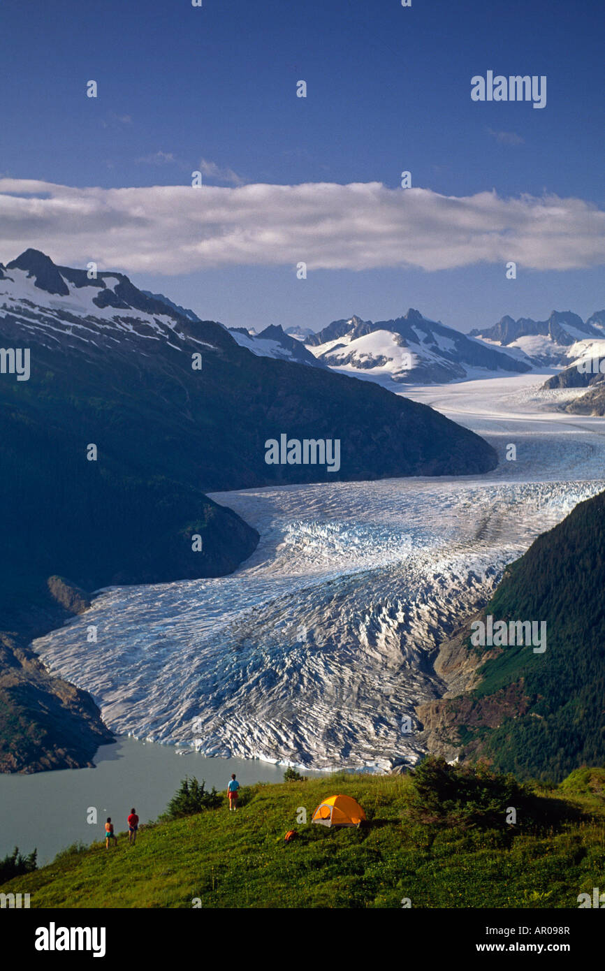 Camping al di sopra di Mendenhall Glacier & Lago Juneau Alaska sudorientale famiglia escursioni adulto Foto Stock