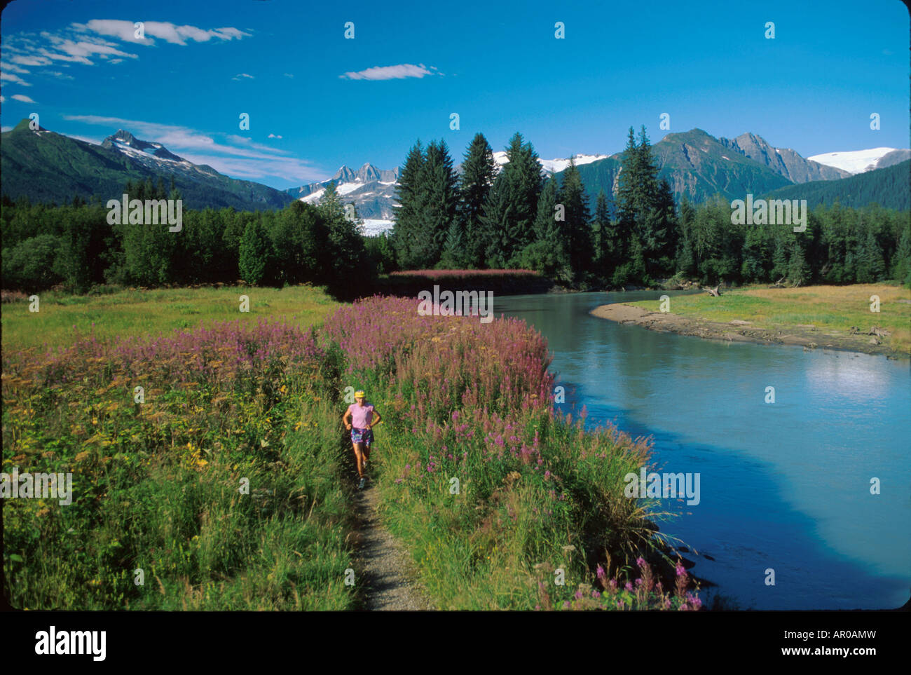 Donna jogging Mendenhall Glacier & River sudest AK estate scenic Foto Stock