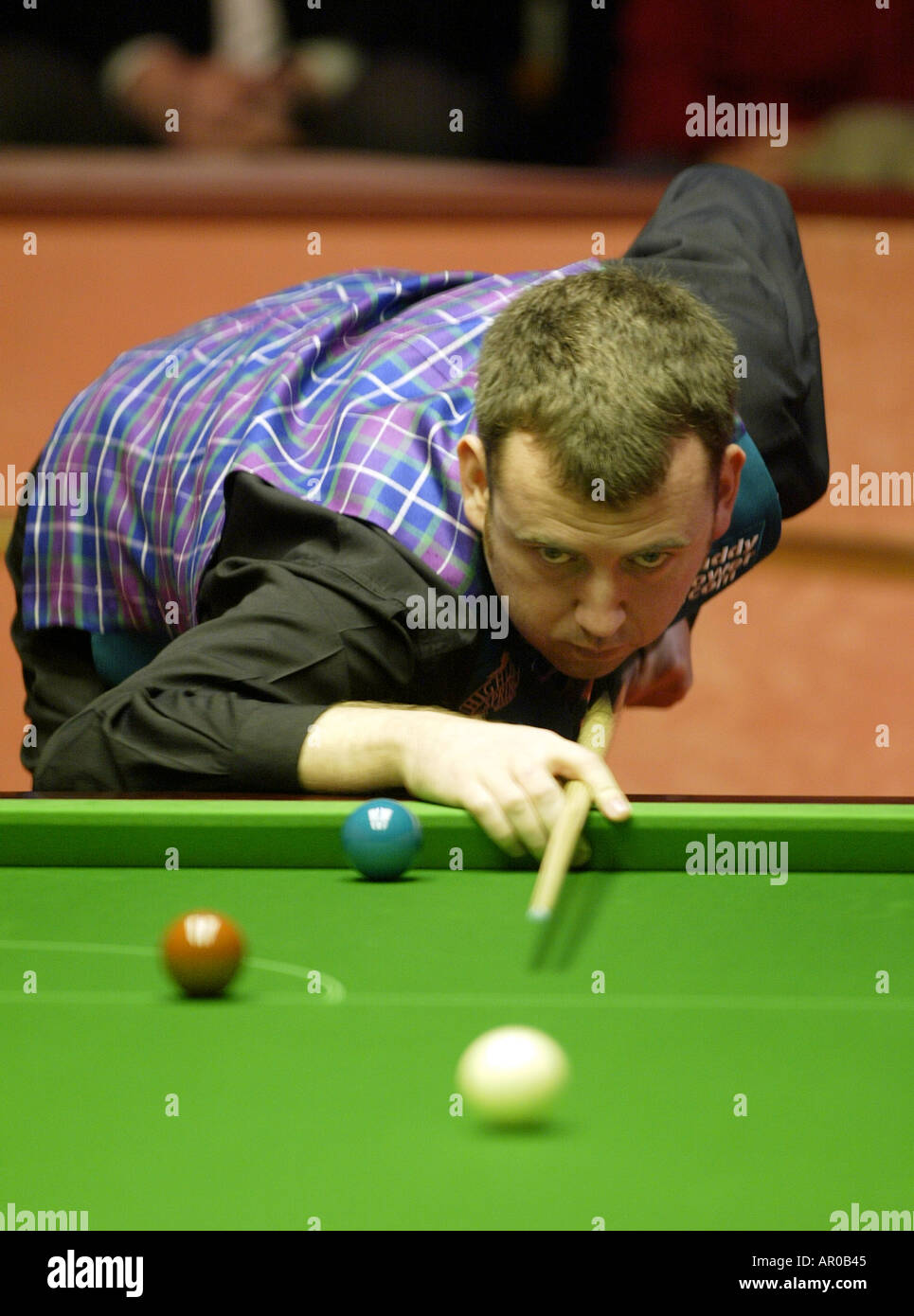 Mark Williams giocando nel 2004 World Snooker Championships al Crucible Theatre di Sheffield Foto Stock