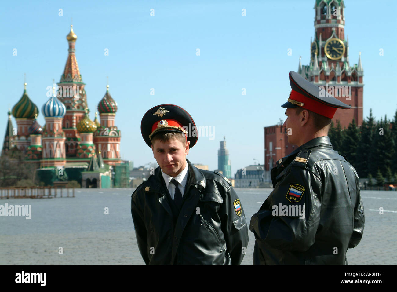 La Piazza Rossa Mosca Russia Federazione Russa gli ufficiali di polizia in uniforme che indossano giacche di pelle nera Foto Stock
