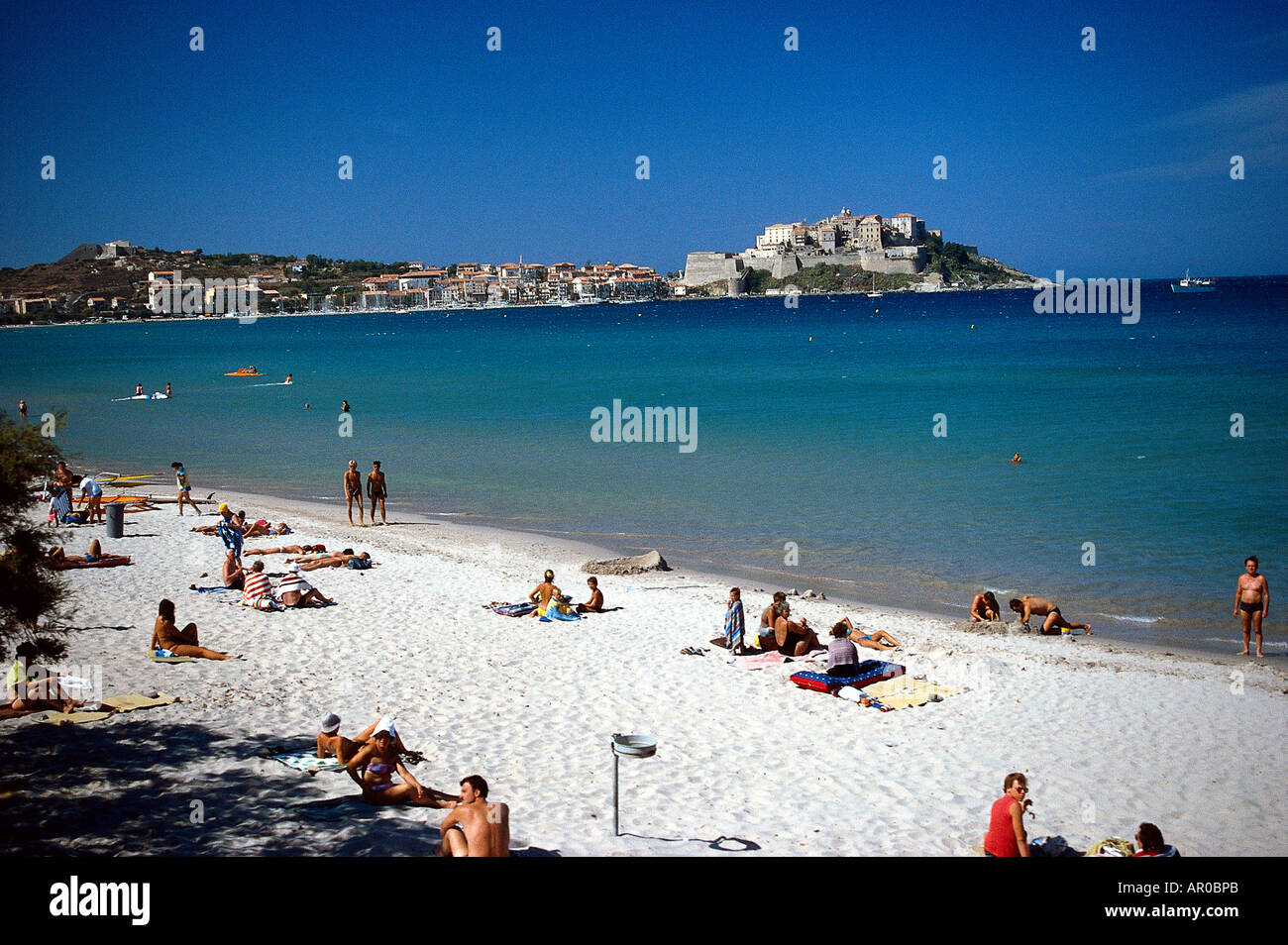 Strand von Calvi, Korsika Frankreich Foto Stock